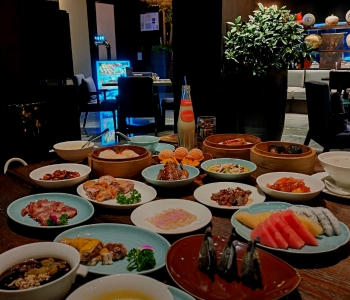 景区照片，展示了一个带有尖塔和圆顶的大型建筑