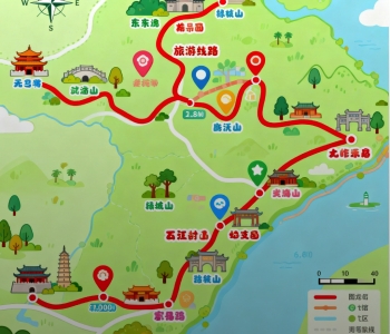 景区照片，展示了一个带有尖塔和圆顶的大型建筑